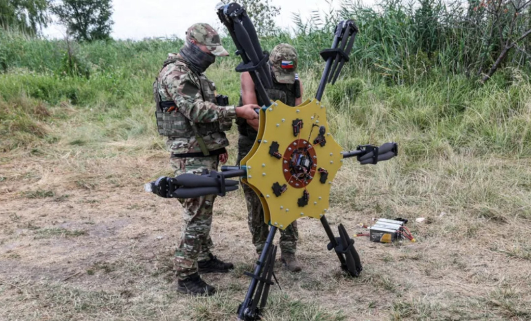цей нонейм агро-дрона скидає 10-кілограмову протитанкову міну ТМ-62.jpg