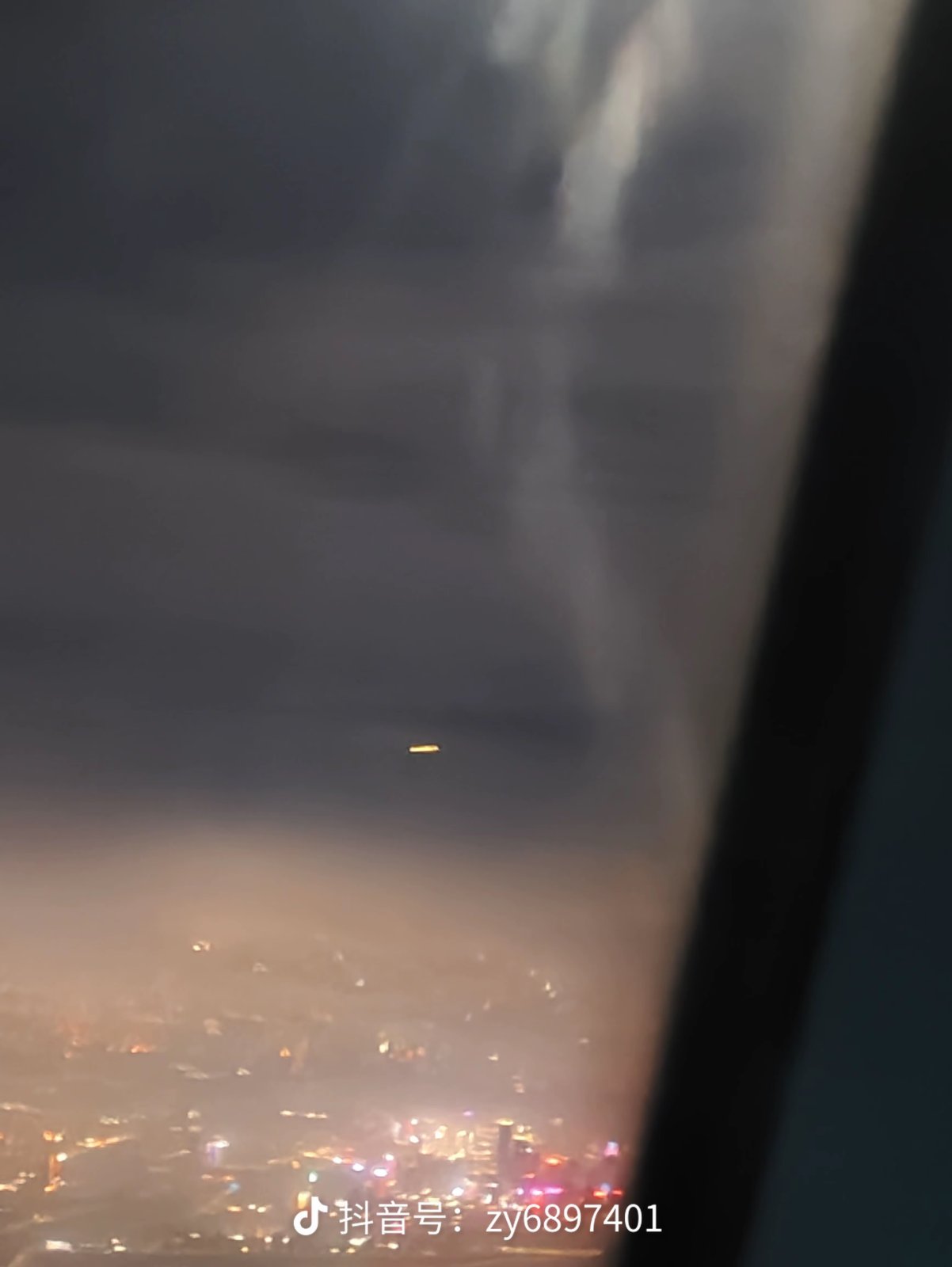 A cigar-shaped unidentified luminous object captured on a Xinjiang passenger aircraft