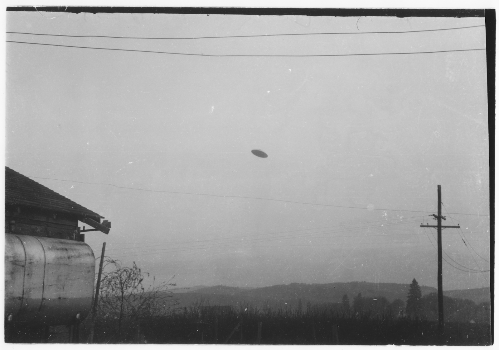 CLAIM: 1950 McMinnville (OR) photo by the Trents is a 25' flying saucer