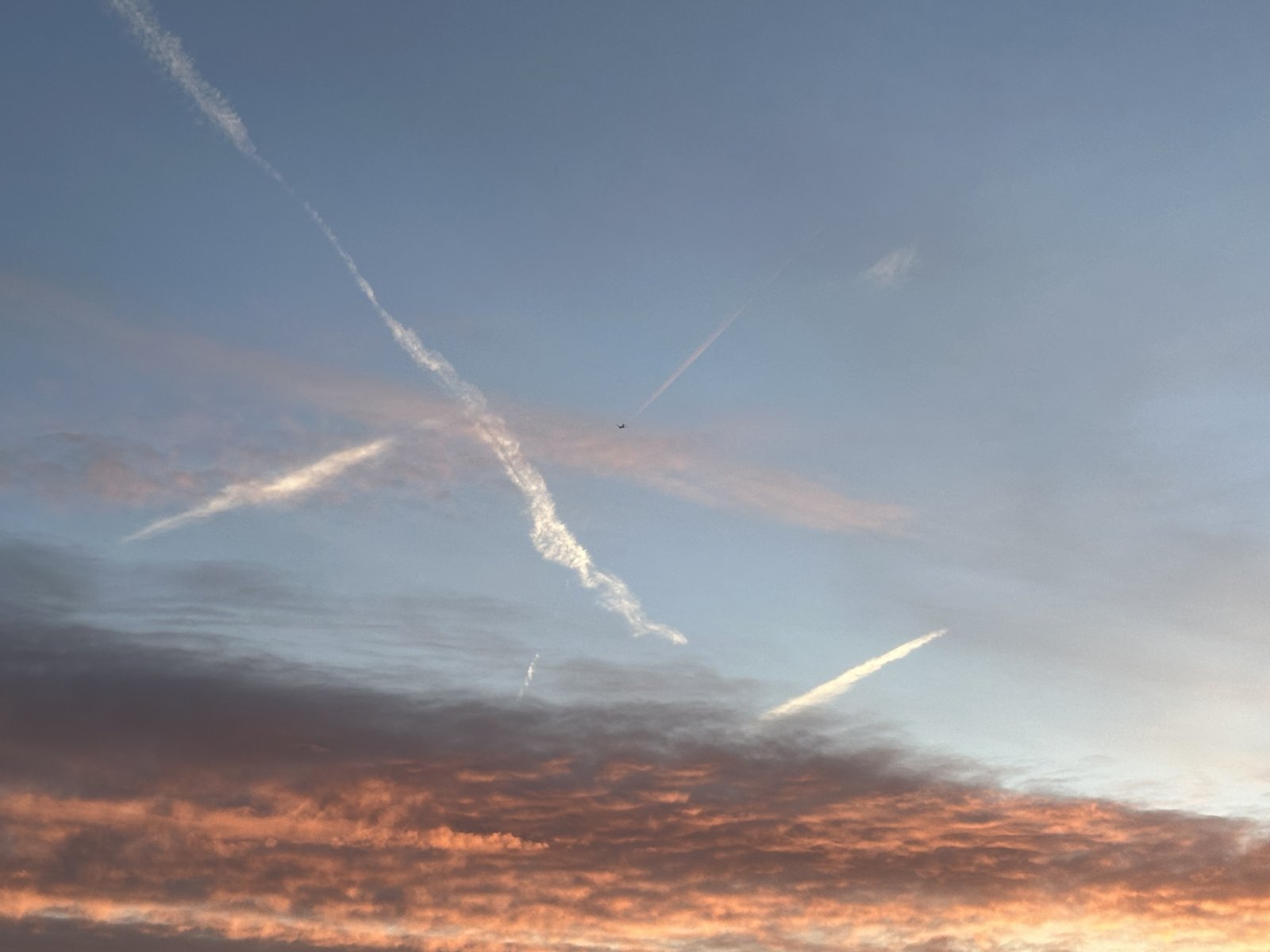 Very low persistent contrail over UK (