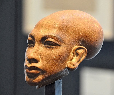 800px-Head_of_a_daughter_of_Akhenaten._18th_Dynasty,_c._1345_BC._State_Museum_of_Egyptian_Art,...jpg