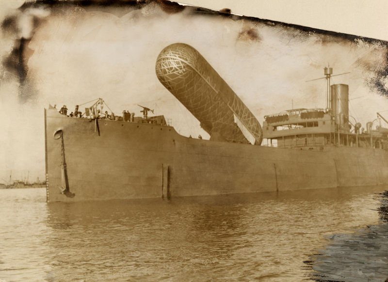 A_view_of_the_H.M.S_Canning_and_its_observation_balloon.jpg