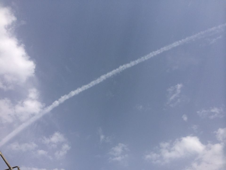 abu dhabi contrail.jpg