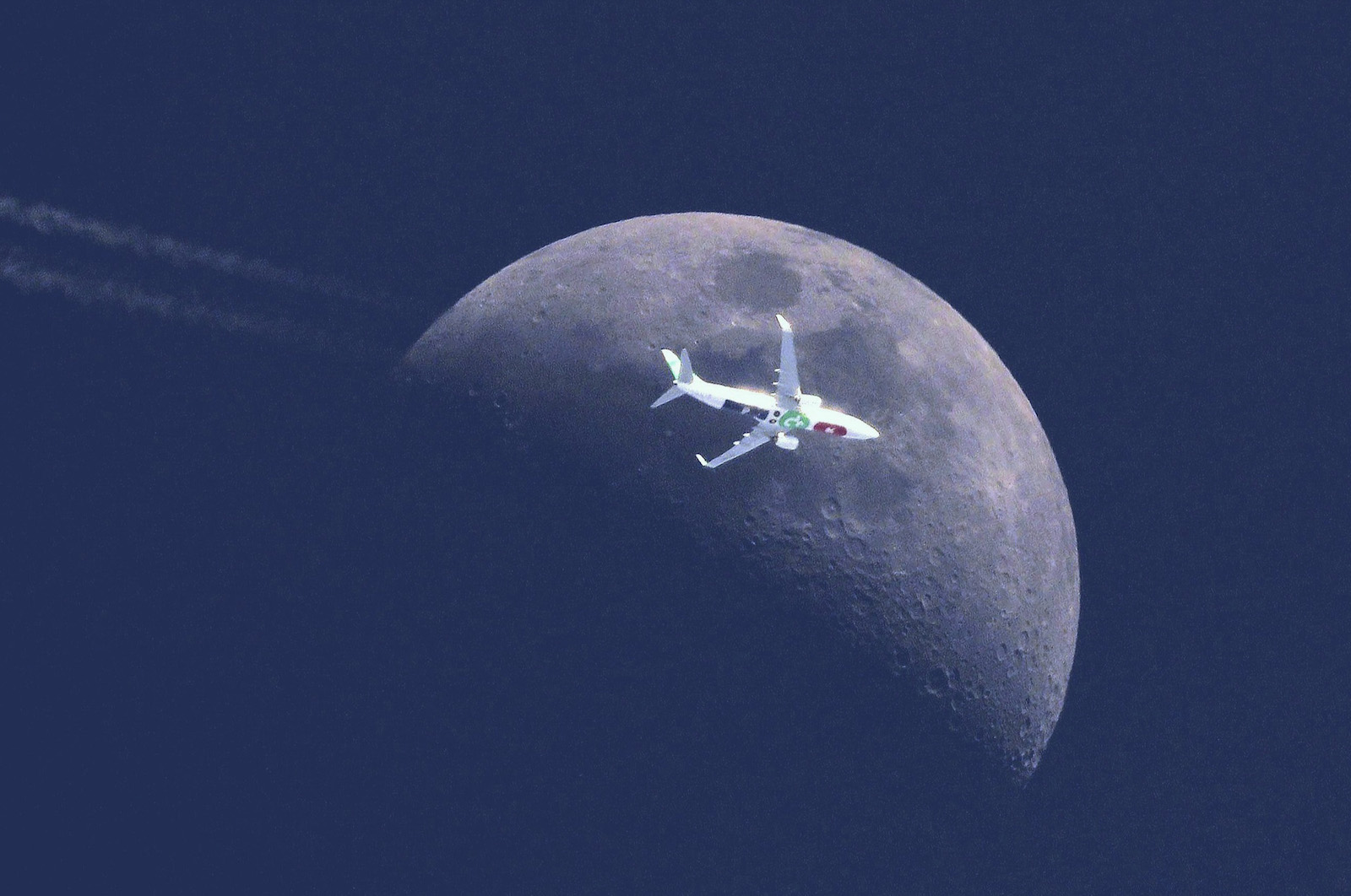 CATERS_PLANES_IN_FRONT_OF_THE_MOON_015_3432882.jpg