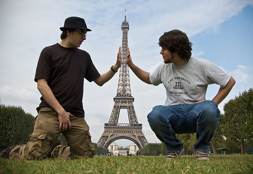 crushing-the-eiffel-tower-forced-perspective-photograph.jpg