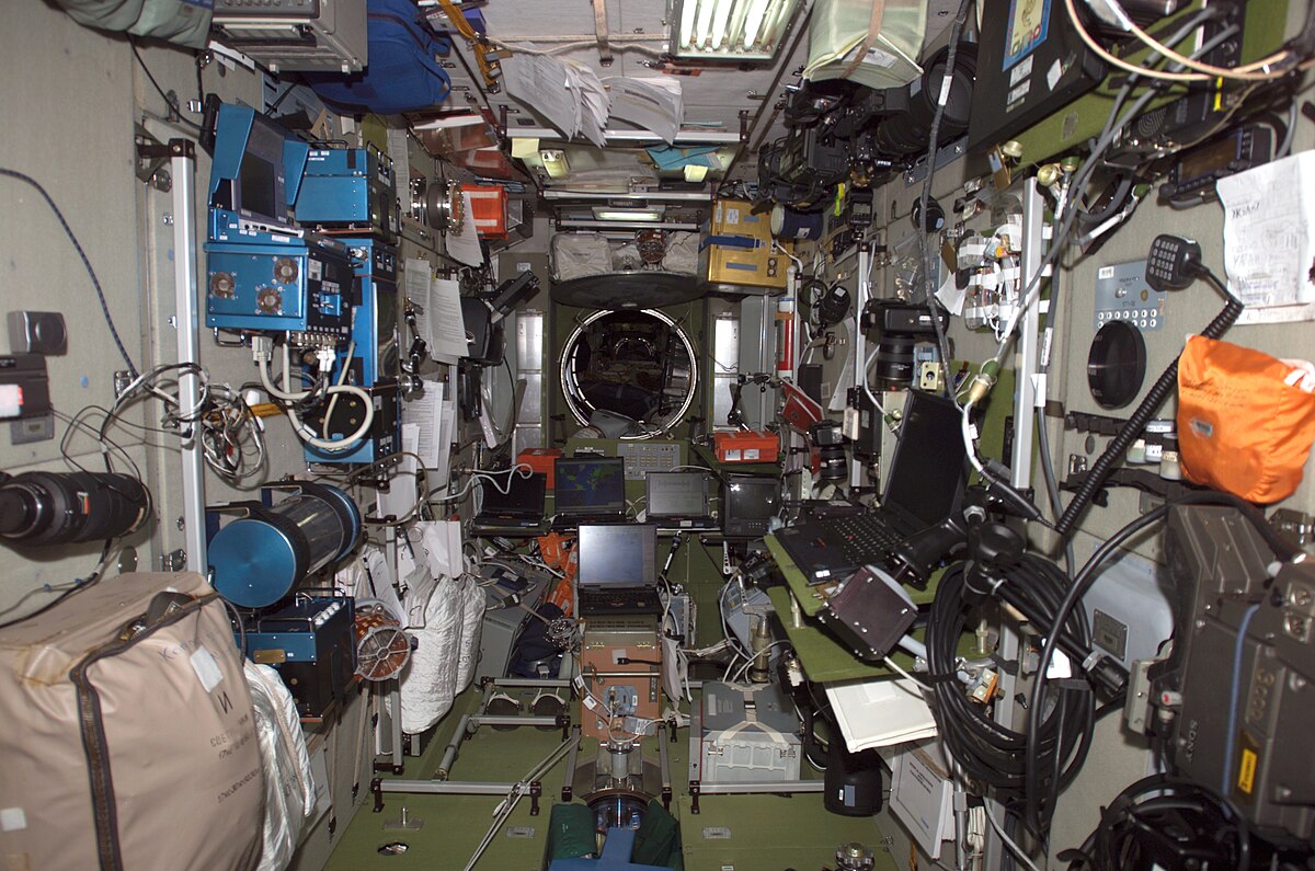 ISS-10_Interior_view_of_the_Zvezda_Service_module.jpg
