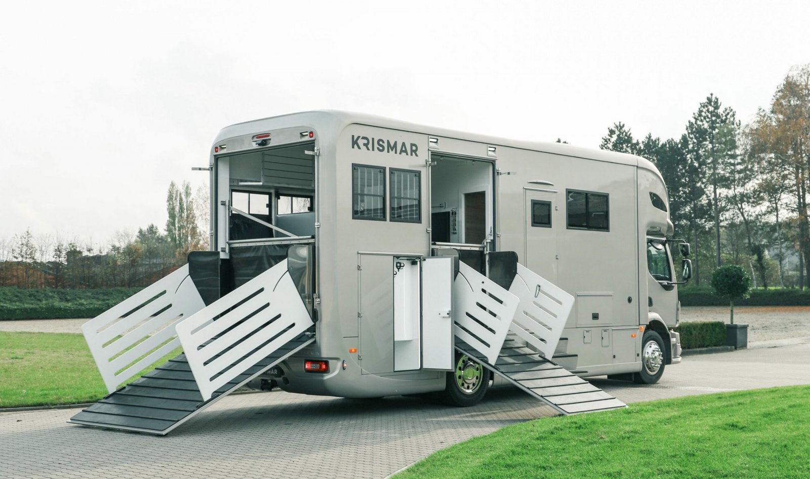 Krismar-Horse-Trucks-professional-line-for-4-horses-11882-scaled-aspect-ratio-2219-1312-scaled.jpg
