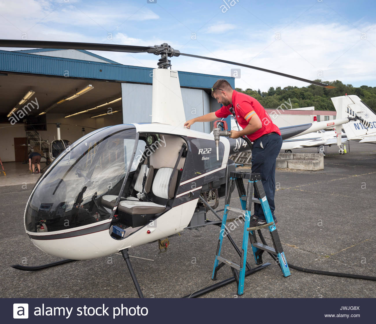 man-tanken-robinson-r22-helikopters-boeing-field-seattle-usa-jwjg8x.jpg