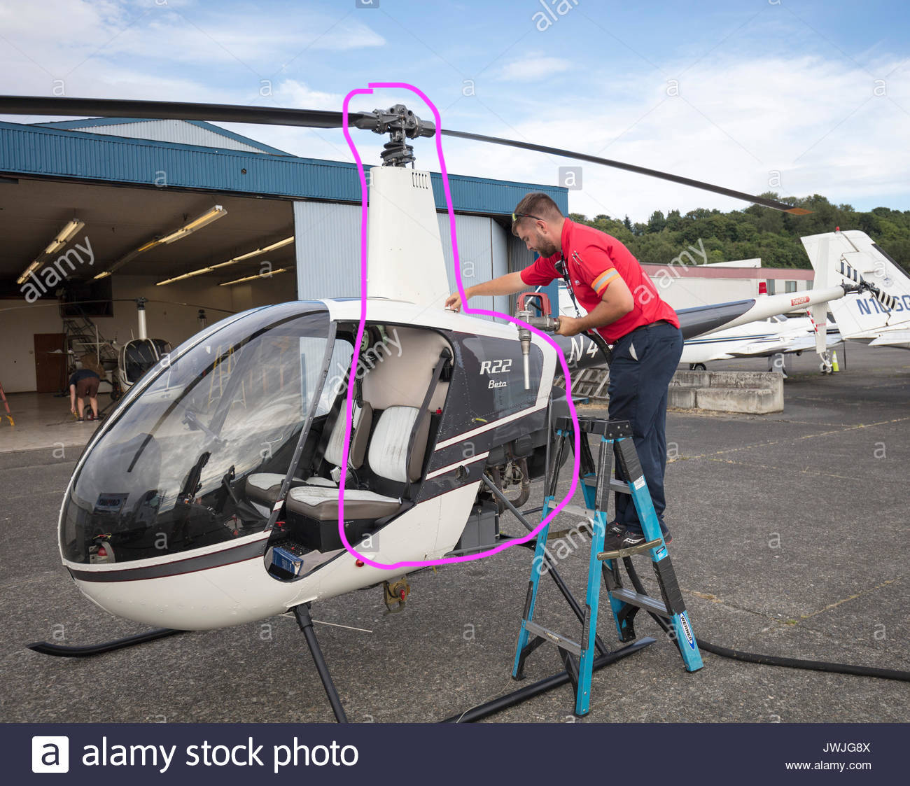 man-tanken-robinson-r22-helikopters-boeing-field-seattle-usa-jwjg8x.jpg