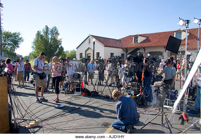 media-crews-await-a-press-conference-with-idaho-senator-larry-craig-ajd1hy.jpg