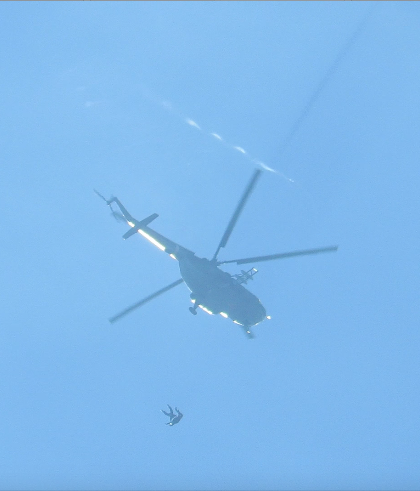 Mi-17 rotor blade tip contrail.png