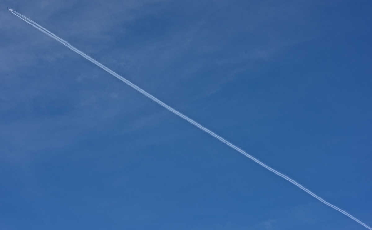 Plane : Contrail r.jpg