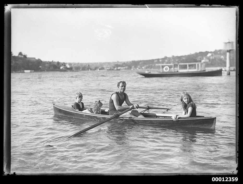 Rowboat-_scull_with_three_people_and_a_dog_onboard,_Sydney_Harbour_(8488531626)-1.jpg