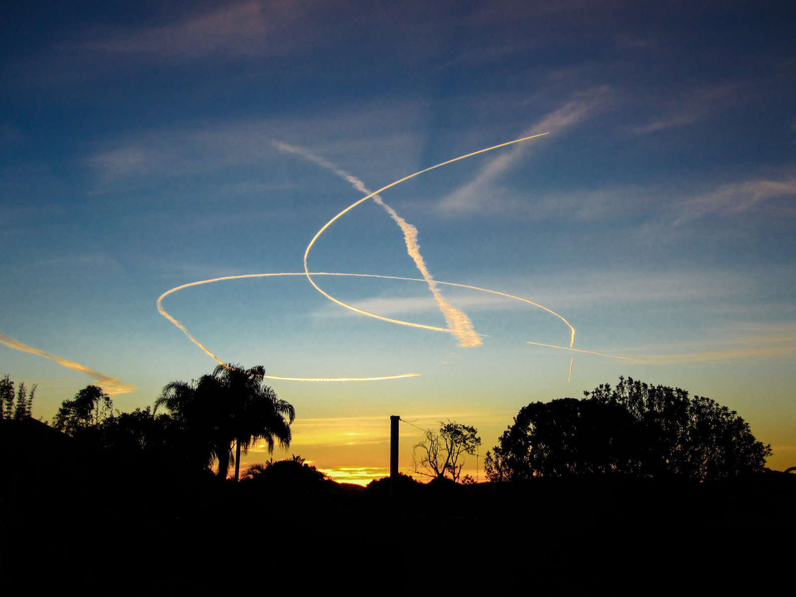 small contrails holding pattern-4149.jpg
