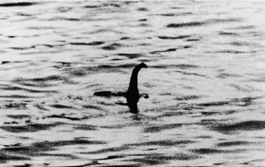 The_hoax_surgeon's_photo_purporting_to_show_the_Loch_Ness_Monster.jpg