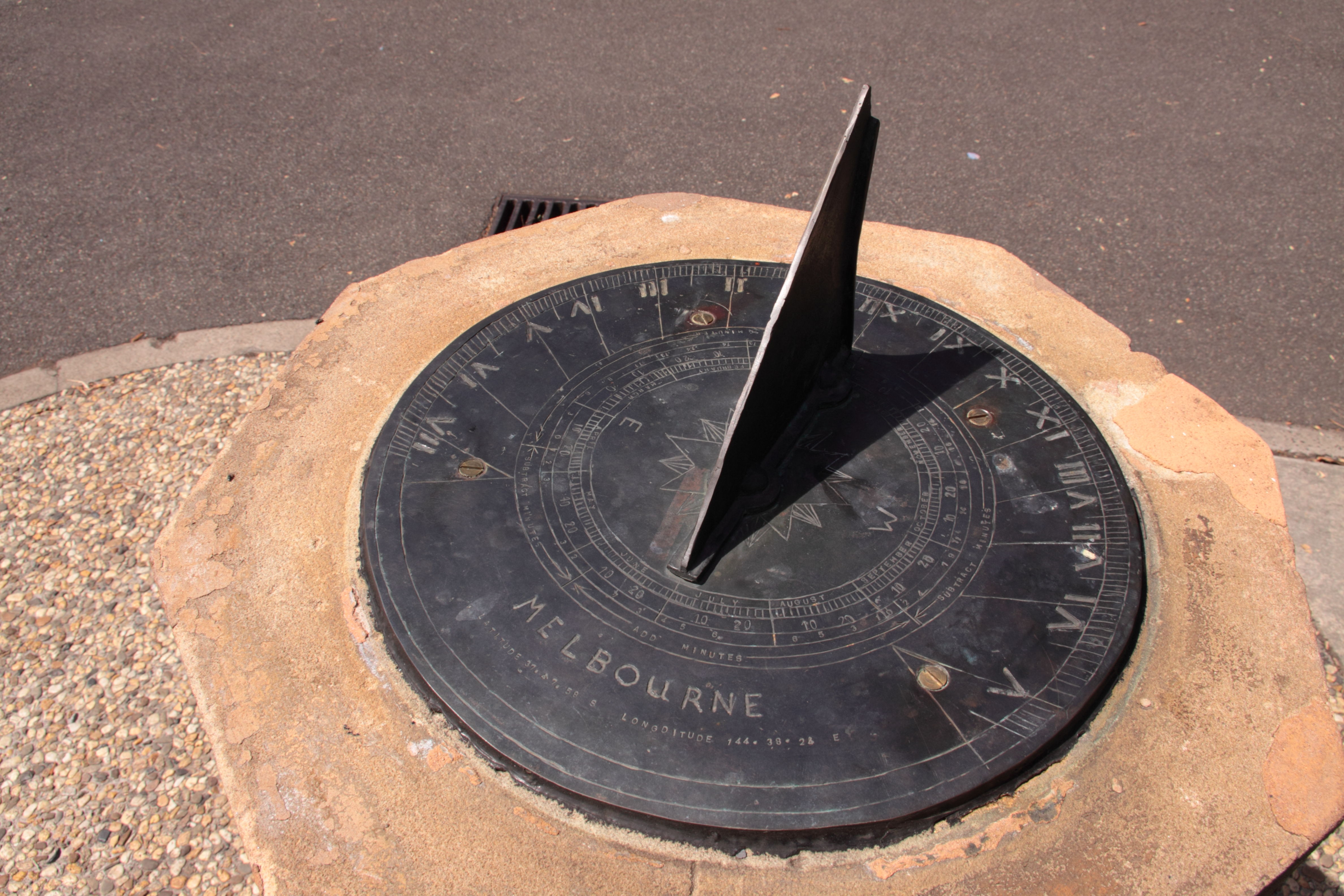 How does a sun dial work?