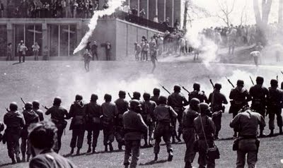 4.bp.blogspot.com__yvEgF69Vv5Q_SnI_p8S4YkI_AAAAAAAADjA_RgBCnq4xblY_s400_kent_state_national_guard_ohio.jpg