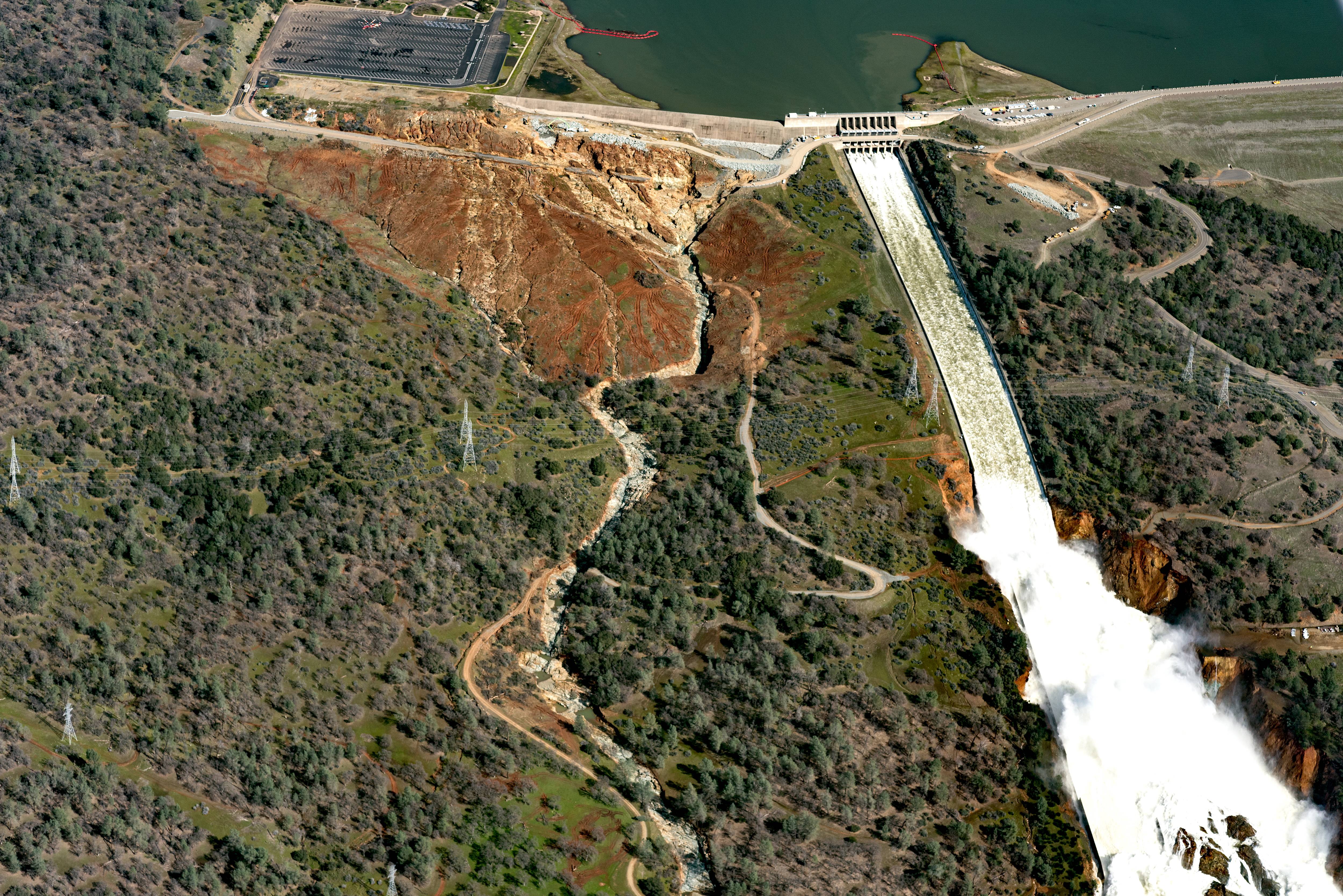 California's Lake Oroville Dam Spillway Suffers Major Damage - UPDATE,...