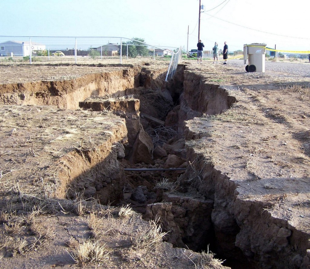 Top 102+ Images a large crack in the earth formed by a river or earthquakes Sharp