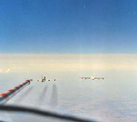 contrailscience.com_images_2planes1contrail.jpg