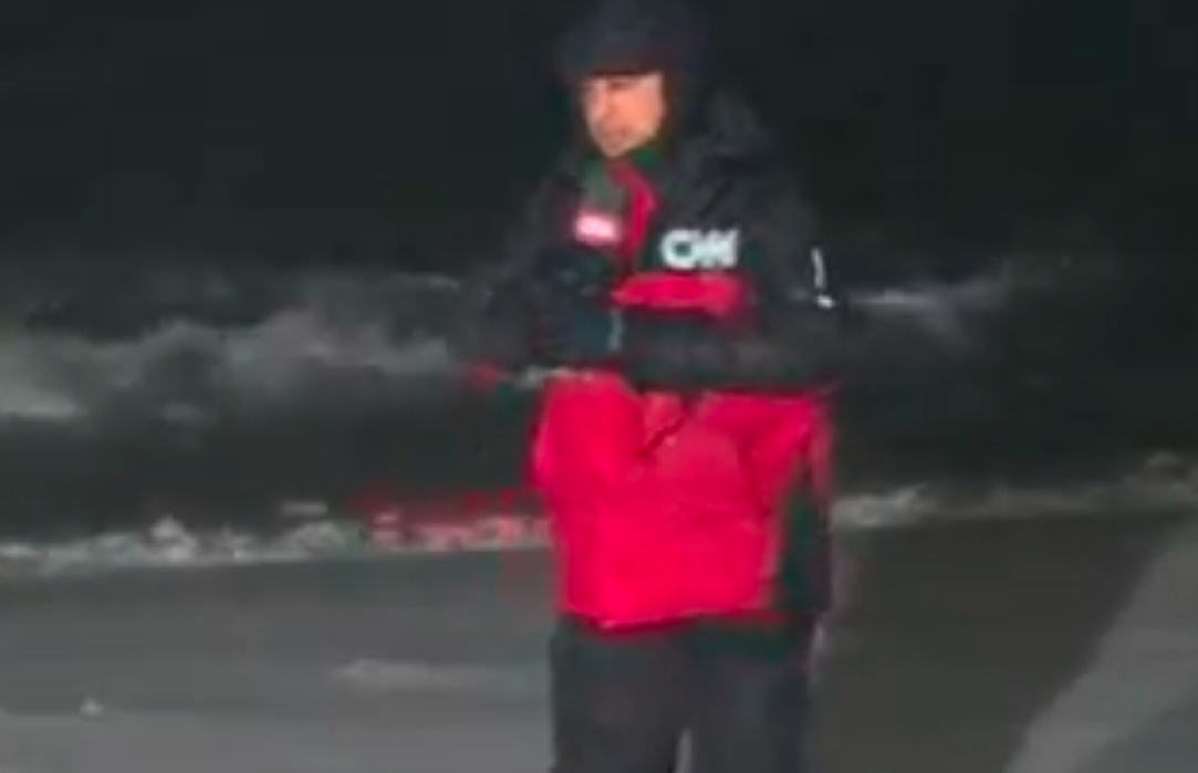 contrailscience.com_skitch_Chris_Cuomo_makes_CNN_debut.mp4_20130209_083013.jpg