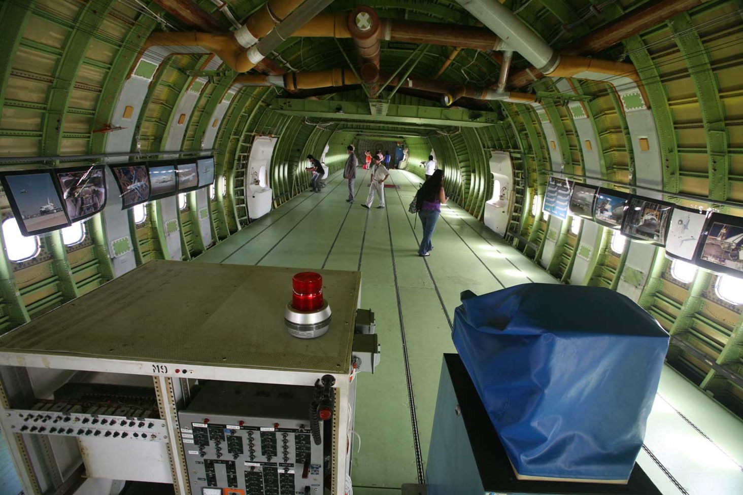 contrailscience.com_skitch_ShuttleCarrierAircraft_Interior_20120922_164451.jpg