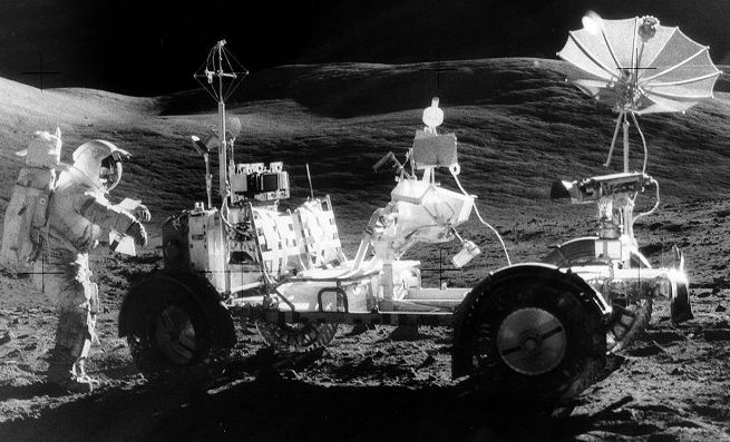 images.astronet.ru_pubd_2001_06_14_0001168898_rover_apollo17.jpg