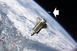 db_Flying_Saucer_Approaching_Shuttle1.jpg
