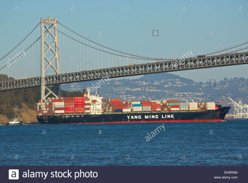 a-yang-ming-line-container-ship-passes-under-the-san-francisco-oakland-DH9RRM.jpg