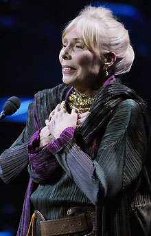 www.cbc.ca_gfx_images_arts_photos_2007_01_29_mitchell_joni_cp_2353038.jpg