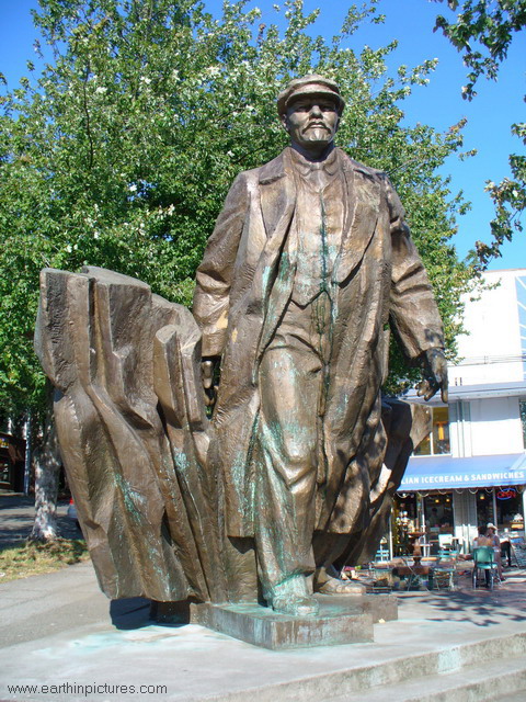 www.earthinpictures.com_world_usa_seattle_lenin_statue_in_seattle___fremont.jpg