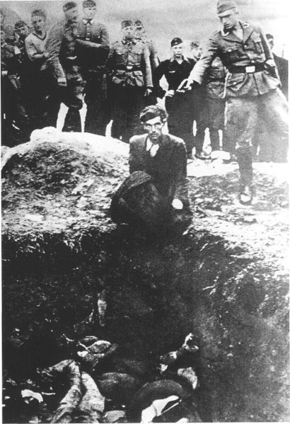 www.worldsfamousphotos.com_wp_content_uploads_2007_07_410px_einsatzgruppen_killing.jpg