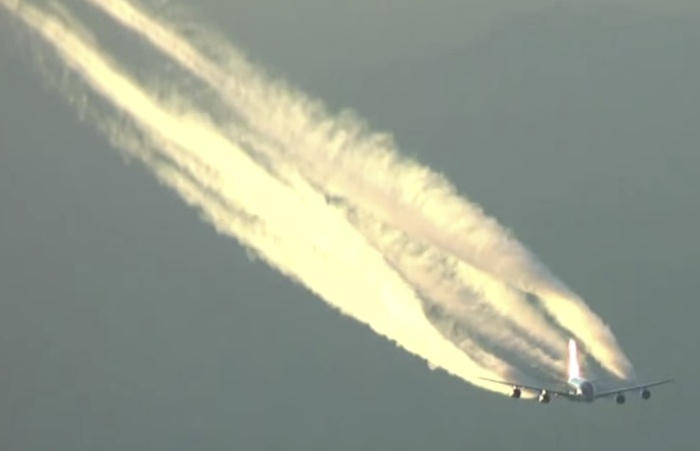 Airbus_A380_Contrail_as_seen_from_KLM_Cockpit_Boeing_B747400__YouTube_20140424_091858_20140424_091940.jpg