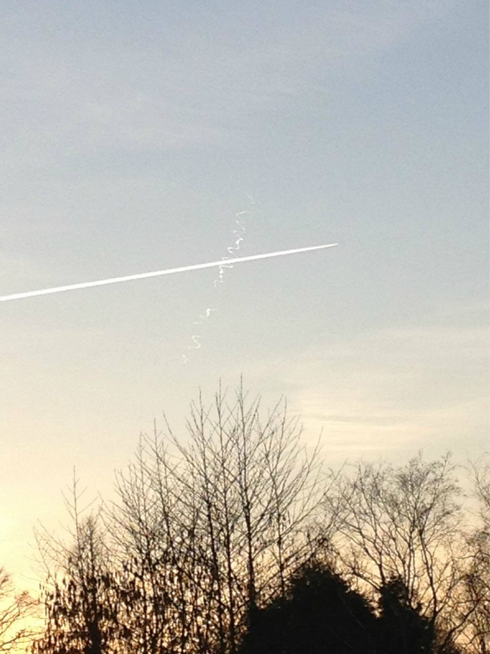 Aircraft_track_with_behind_white_lines_letters__UFO_Reporting_Center_Netherlands.jpg
