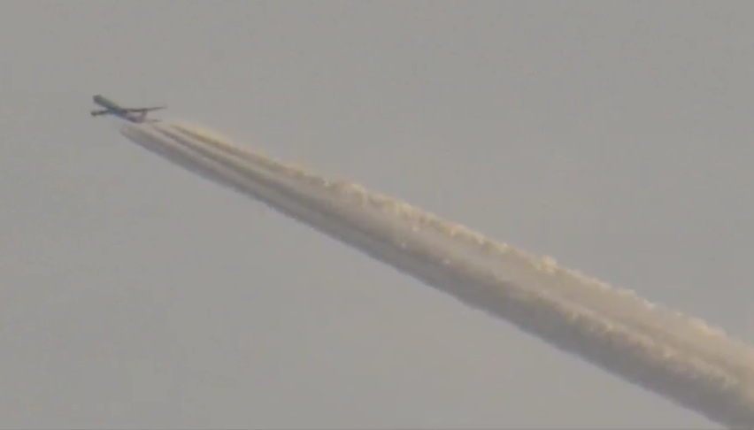 Airplane_in_the_evening_with_contrails___air_trails___vapour.mp4_20140113_231530.jpg