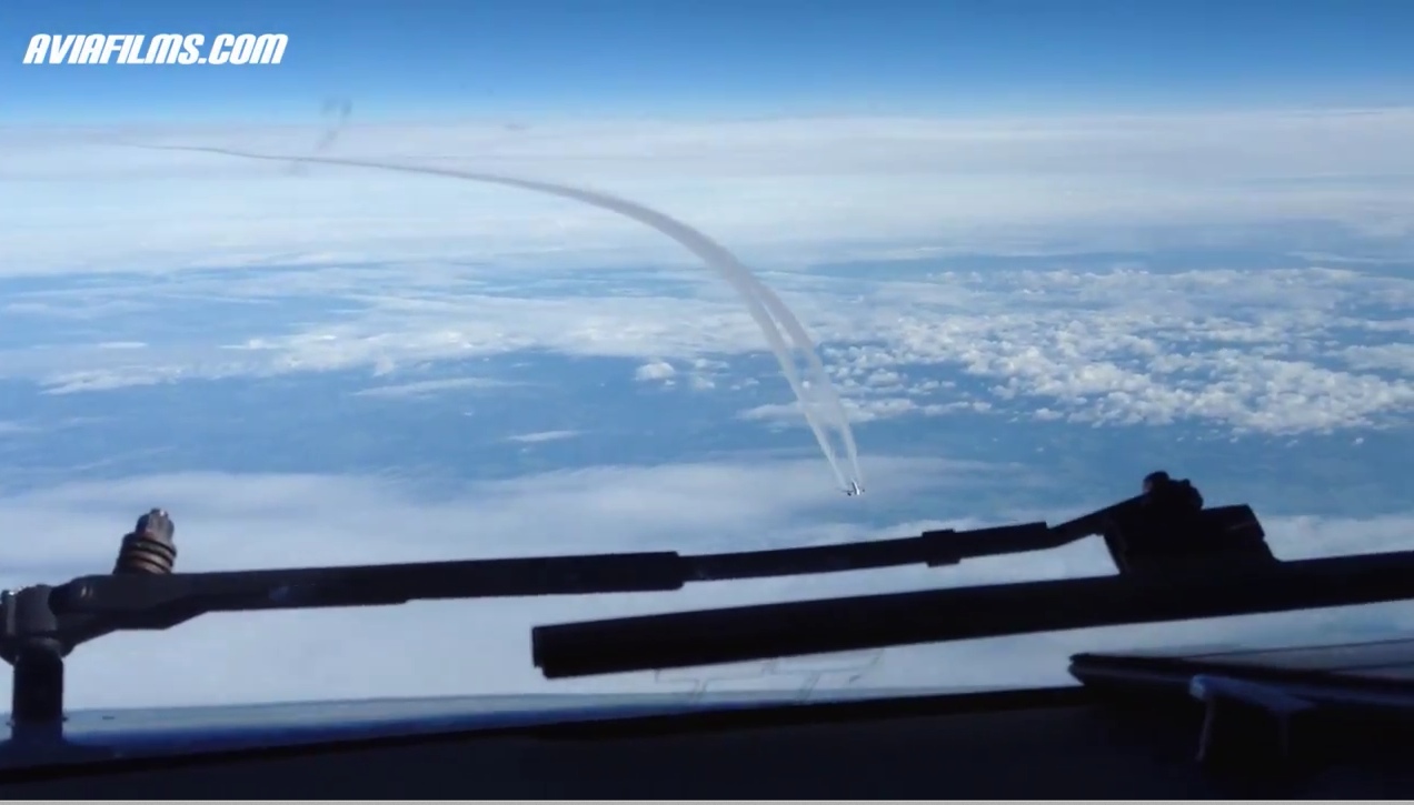 Airtoair__aircraft_flyby_s_contrails.mp4_20140113_230735.jpg