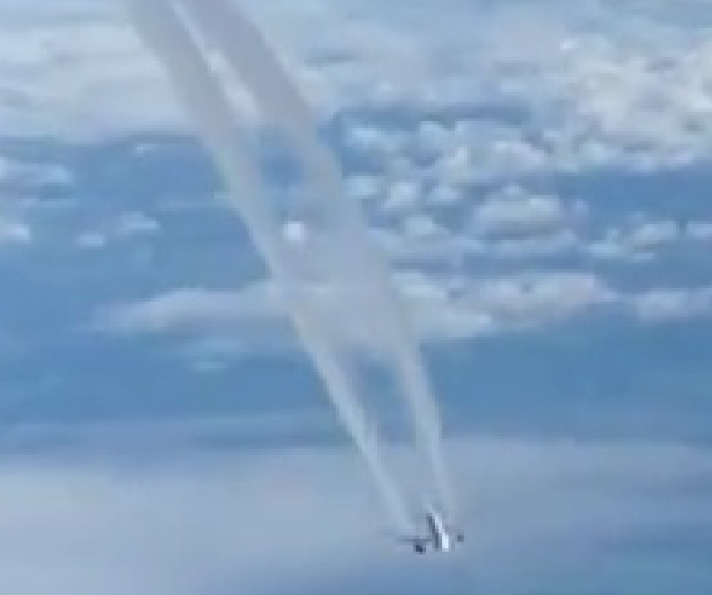 Airtoair__aircraft_flyby_s_contrails.mp4_20140113_230912.jpg__356_RGB8_20140113_231106.jpg