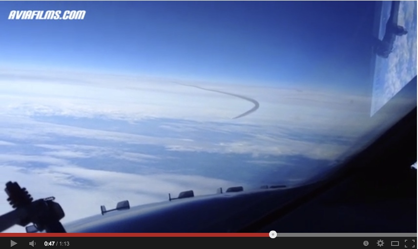Airtoair_aircraft_flybys_contrails__YouTube_20140113_230225.jpg