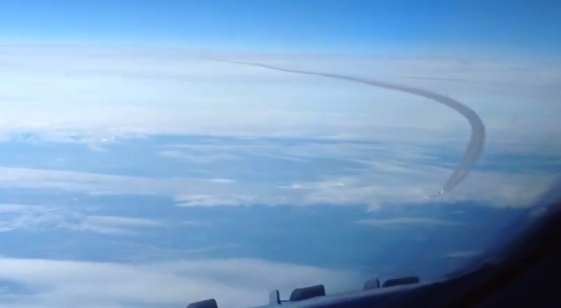 Airtoair_aircraft_flybys_contrails__YouTube_20140303_100713_20140303_100716.jpg