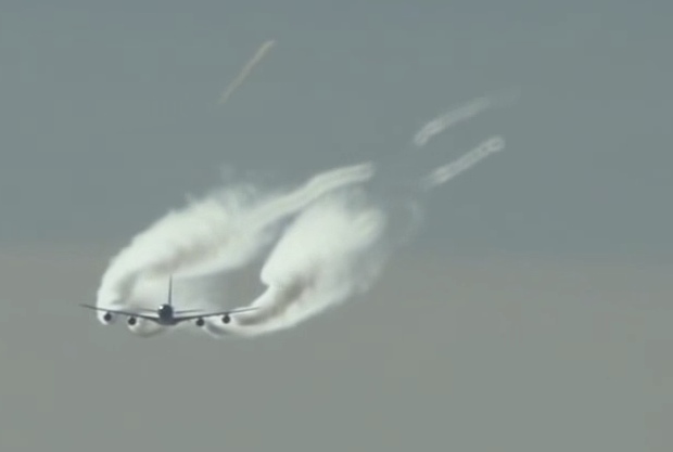 Awesome_A380_Contrails__YouTube_20140424_092009_20140424_092012.jpg