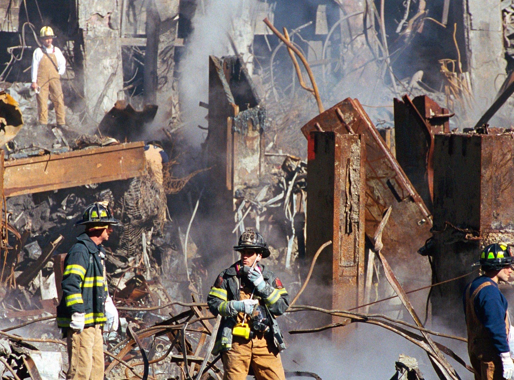 Мир после падения 117. Башни ВТЦ 11 сентября 2001. WTC 9/11 балки. 11 Сентября 2001 срезанные балки. Обрушение башен близнецов 11 сентября.