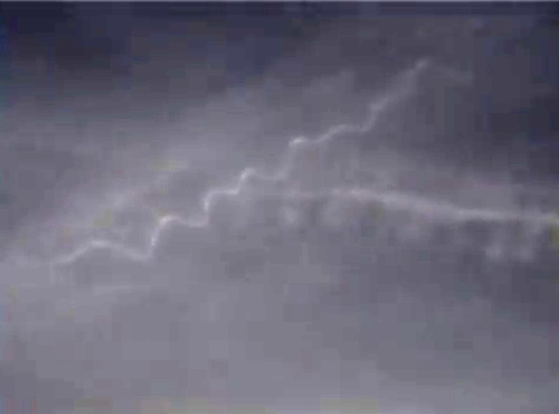 Sinusoidal_contrail_over_Heathrow_Airport__YouTube_20140227_100520_20140227_100522__100_RGB8__20140227_100541_20140227_100543.jpg