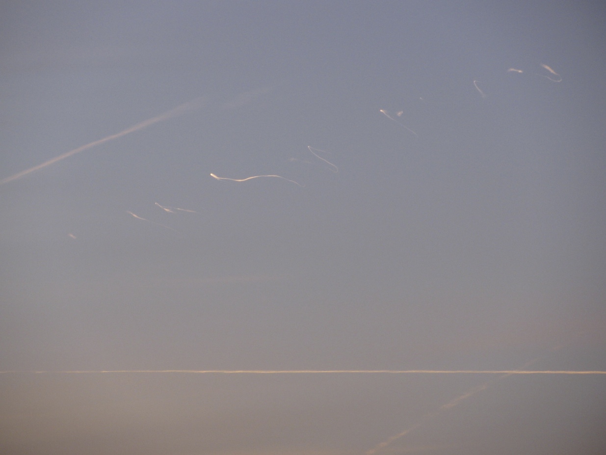 Traces_in_the_sky__UFO_Reporting_Center_Netherlands_20140227_101420_20140227_101422.jpg