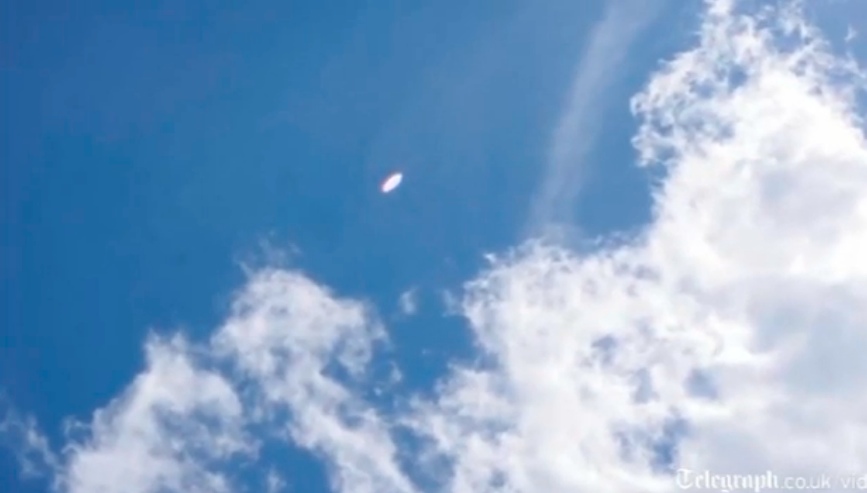 Video_UFOs_spotted_over_London__Telegraph_20140423_181421_20140423_181434.jpg